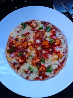 रोटी बेस पनीर मखनी पिज़्ज़ा(roti base paneer makhni pizza recipe in hindi) रेसिपी मुख्य फोटो