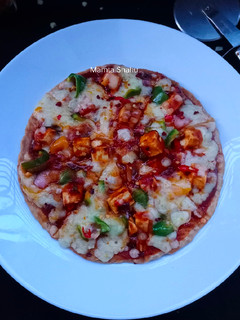 रोटी बेस पनीर मखनी पिज़्ज़ा(roti base paneer makhni pizza recipe in hindi) रेसिपी मुख्य फोटो