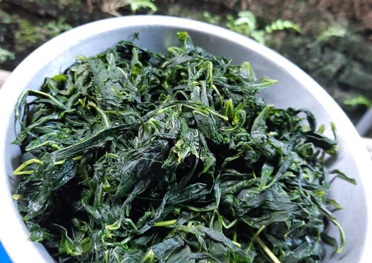 Langkah membuat 204. Memasak Daun Singkong tetap hijau mantap