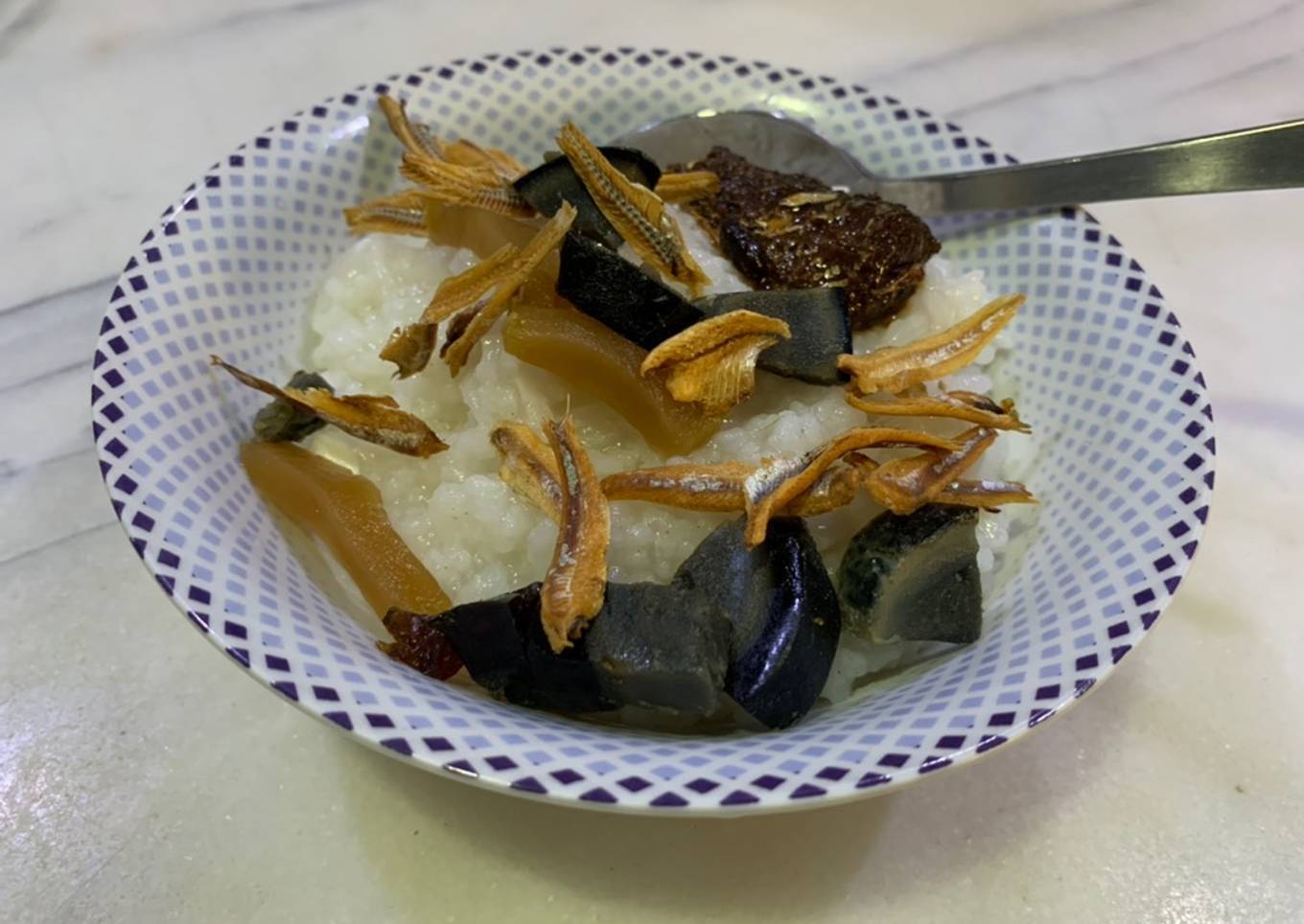 Bubur kampung dengan telur itik hitam