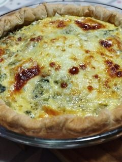 Una foto de Quiche Lorraine con brócoli y jamón