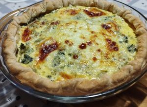 Una foto de Quiche Lorraine con brócoli y jamón
