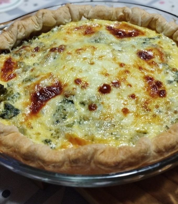 Una foto de Quiche Lorraine con brócoli y jamón