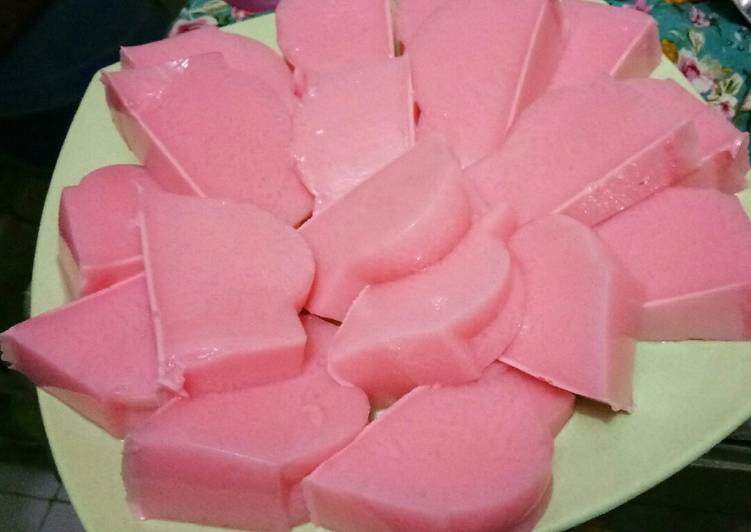 Resep Puding susu strawberry with milkymas yogourt strawberry Anti Gagal