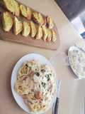 Fetuccini en Salsa Alfredo con Pan al Ajo