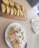 Fetuccini en Salsa Alfredo con Pan al Ajo