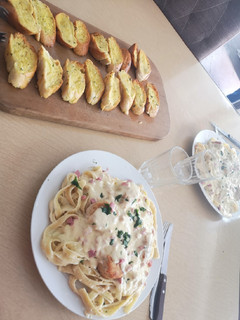 Una foto de Fetuccini en Salsa Alfredo con Pan al Ajo
