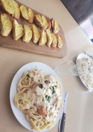 Una foto de Fetuccini en Salsa Alfredo con Pan al Ajo