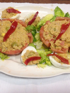 Una foto de Tomates rellenos de bonito