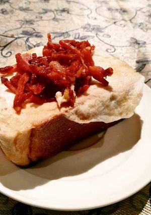 Hình của món Bữa sáng nhanh với bánh mì trứng "núi lửa".