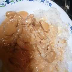 Una foto de Strogonoff sin champigñones con arroz