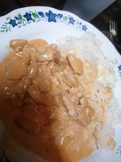 Una foto de Strogonoff sin champigñones con arroz