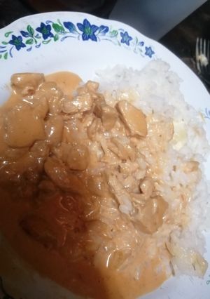 Una foto de Strogonoff sin champigñones con arroz