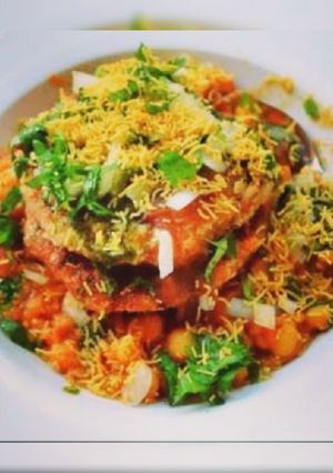 A picture of Aloo matar tikki.