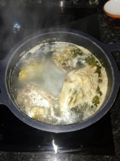 Una foto de Caldo de pollo con jengibre y cúrcuma