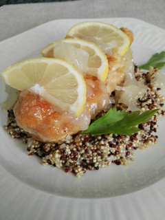 Una foto de Pechuga de pollo al limón con quinoa