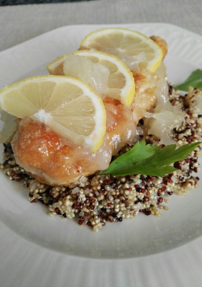 Una foto de Pechuga de pollo al limón con quinoa