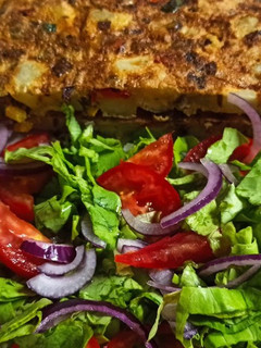 Una foto de Tortilla de papas & ensalada🥗
