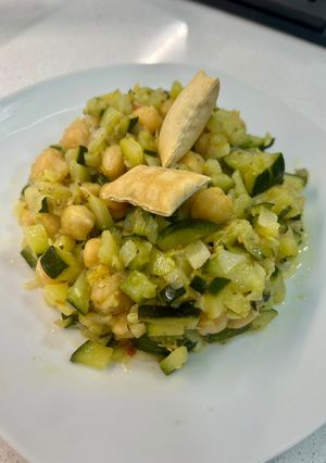 Una foto de Garbanzos con Calabacín