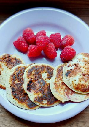 O poză a rețetei Mini pancakes cu ricotta și zmeură.