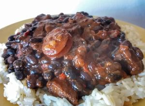 Una foto de Cazuela de poroto negro con cerdo y chori