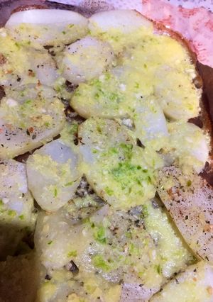 Una foto de Papas al horno con salsa de ajo y morrón