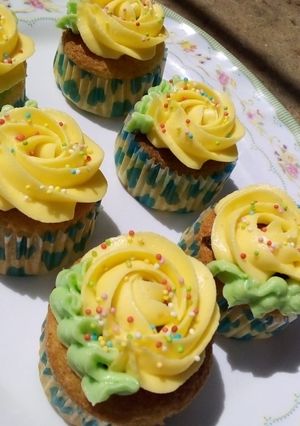 A picture of Vanilla cup cakes.