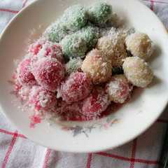 Klepon warna warni রেসিপির প্রধান ছবি