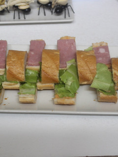 Una foto de Bocadillo de jamón cocido untado de gazpacho