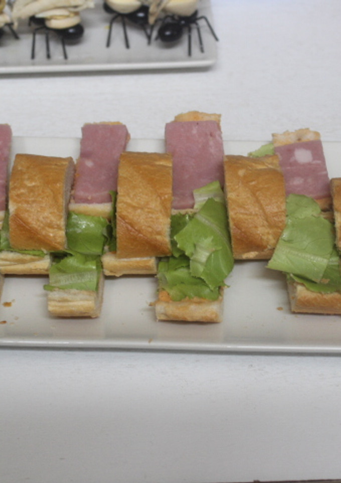 Una foto de Bocadillo de jamón cocido untado de gazpacho