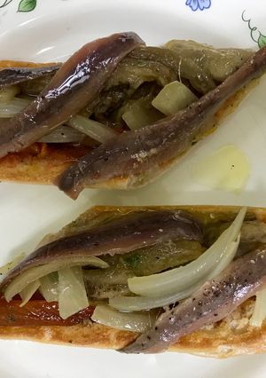 Una foto de Escalivada con anchoas