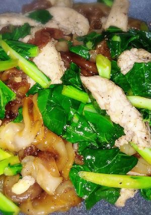 รูปของ ผัดคะน้าเส้นใหญ่หมูหมัก