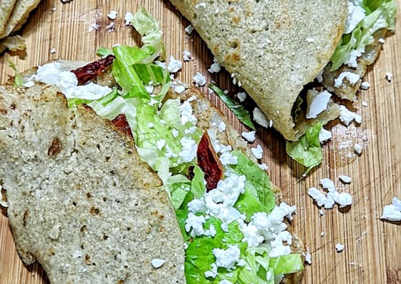 Tortillas de quinoa rellenas de queso feta y tomate seco