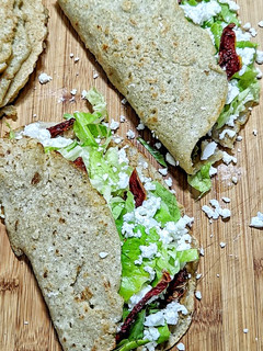 Una foto de Tortillas de quinoa rellenas de queso feta y tomate seco