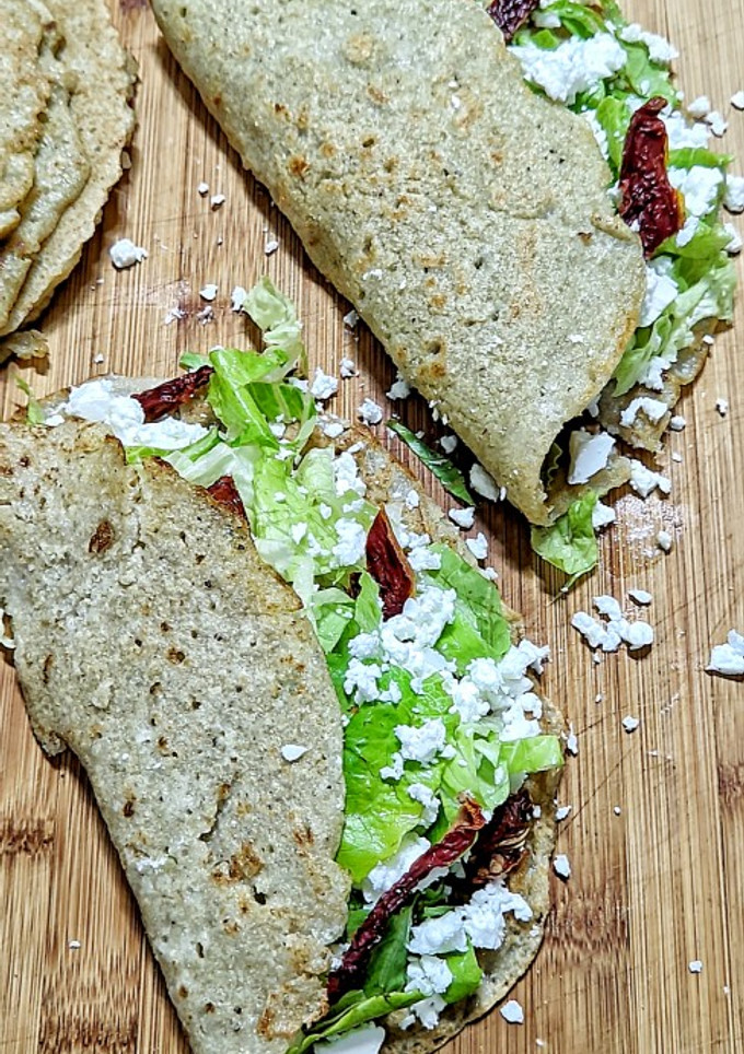 Una foto de Tortillas de quinoa rellenas de queso feta y tomate seco