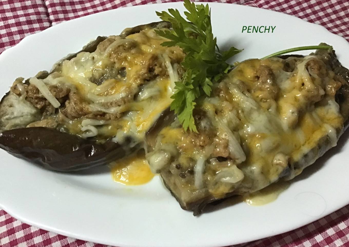 Berenjenas con atún, la carne de estas, y bechamel a los 5 quesos