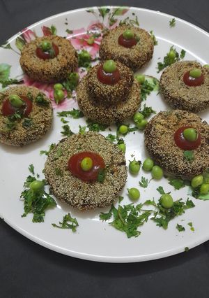 मटर पॅटीस (matar patties recipe in marathi) रेसिपी चे मुख्य फोटो 