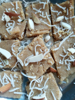 સુખડી(Sukhdi Recipe in Gujarati) રેસીપી મુખ્ય ફોટો