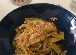 Una foto de Borrajas de bote con ajo, jamón y almendras