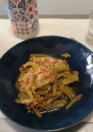 Una foto de Borrajas de bote con ajo, jamón y almendras