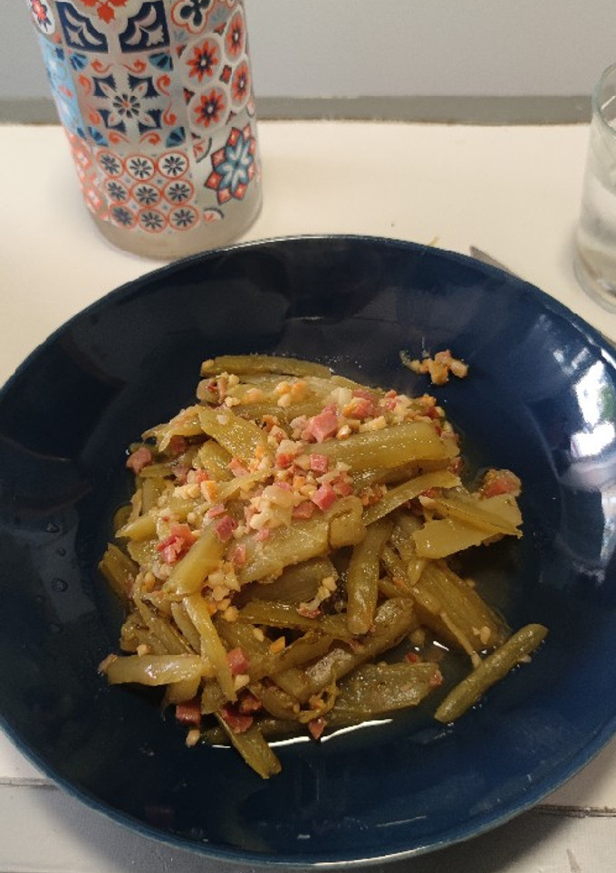 Una foto de Borrajas de bote con ajo, jamón y almendras