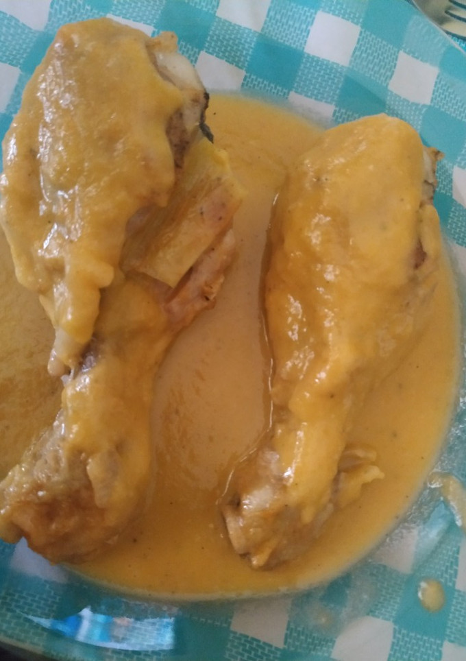 Una foto de Muslos de pollo en salsa