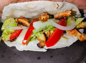 Una foto de Kebab de pollo