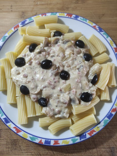 Una foto de Pasta con jamón, salsa de trufa y champiñón