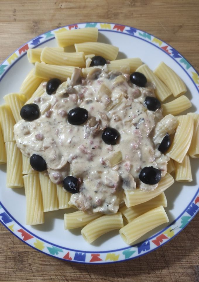 Una foto de Pasta con jamón, salsa de trufa y champiñón