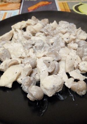 Una foto de Pollo con champiñones