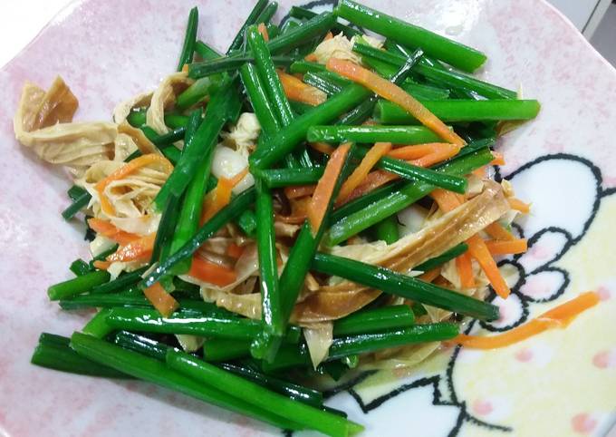 韮菜花炒煙燻豆皮食譜與作法by 麗麗 Cookpad