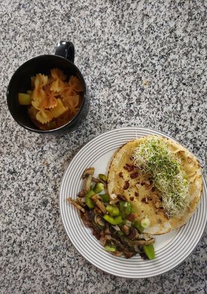 Una foto de Asado de verduras y pan árabe