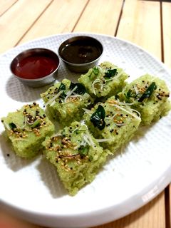 पालक रवा ढोकळा (palak rava dhokla recipe in marathi) रेसिपी चे मुख्य फोटो 
