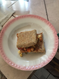Una foto de Pastel integral con vegetales y queso